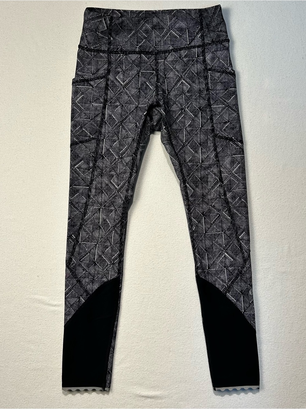 Lululemon ankle length leggings with mesh accent and pockets